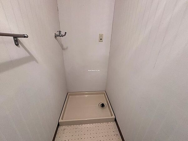 【洗濯機置場】洗面室に洗濯機置場が設置されております。