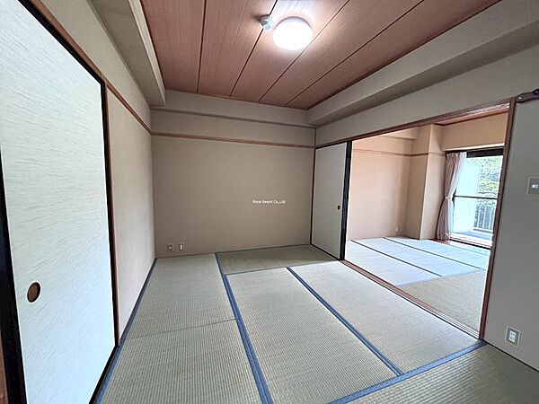 【和室】寛ぎの和室6畳。周辺環境は大変静かですので熟睡へ誘います。