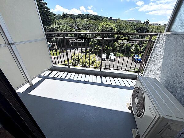 【バルコニー】和室側のバルコニー。南東向きで陽当たり良好です。