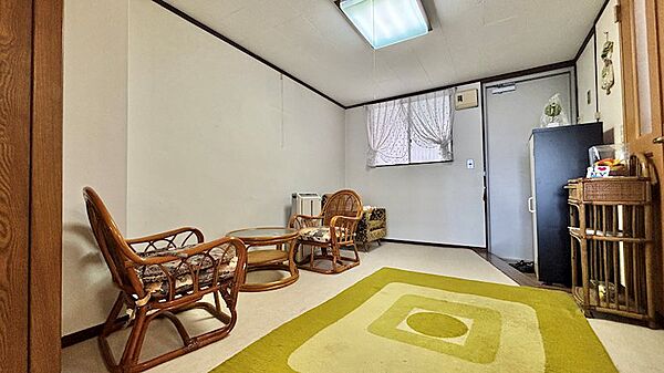 【ダイニング】現在はコンパクトな椅子と机でゆったりとご利用されています。
