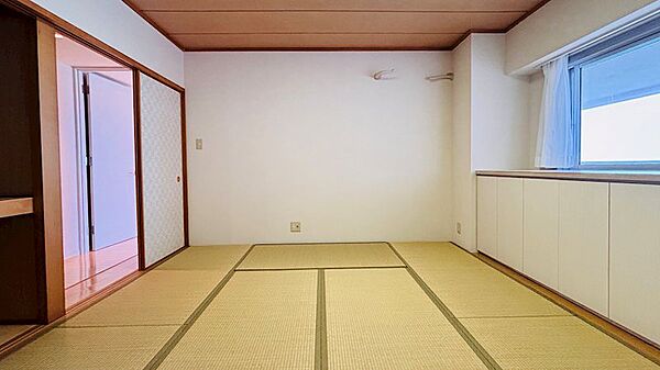 【和室】収納力のある押し入れもございます。（令和8年6月畳表替え）