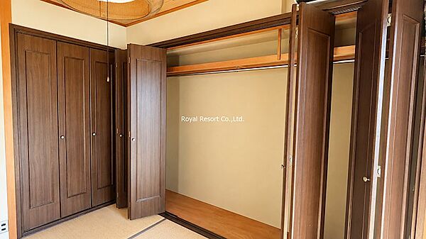 【収納】収納内部は洋服や衣類を整理しやすい、ゆとりある奥行きが確保されています。