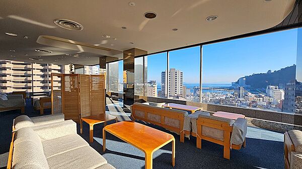 【展望ラウンジ】お部屋とはまた違った視点から熱海の街並みを眺めながら、ゆったりとした時間を過ごせる共用スペースです。