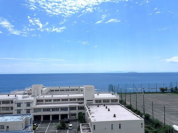 紺碧の相模湾が一望。初島・伊豆大島が浮かびます。