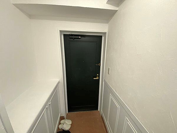 玄関：それでは室内のご紹介です。こちらは玄関です。