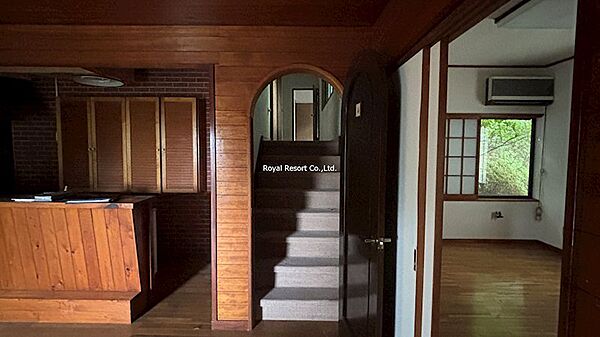 【室内】建物は平屋建てですが、室内の一部には高低差があり、階段を設けた造りとなっています。