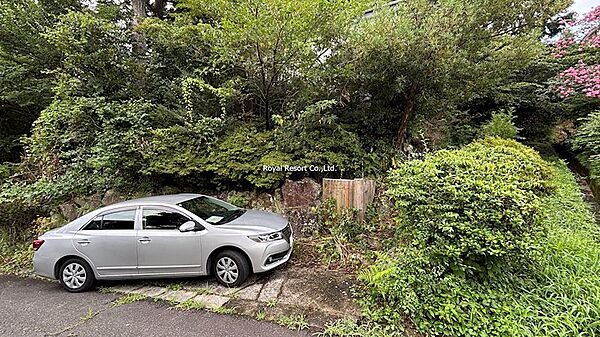 【駐車場】敷地内にはお車1台分の駐車スペースを確保しています。