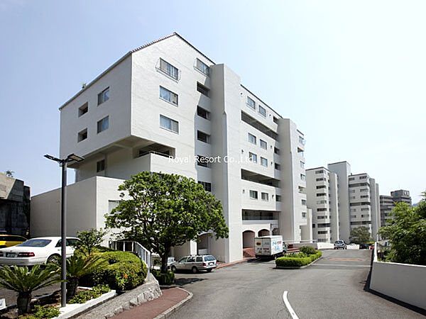 海沿いに建つ白い外観のマンションです。