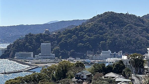 隙間からはご覧の通り、海上花火大会が一望できる角度を確保しています。