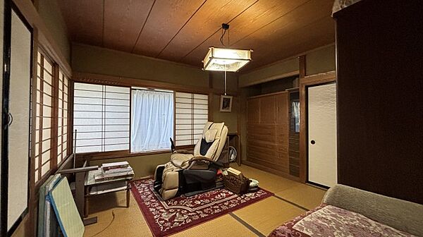 2階和室：リビング併設です。南面に採光部として出窓が設けられております。