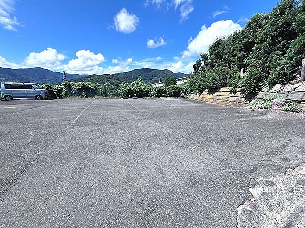 【現地】前面道路からの対象地です。