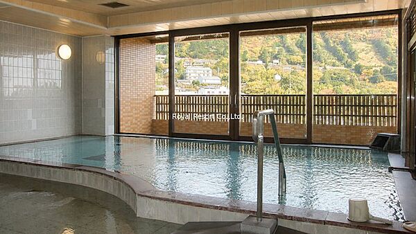 【温泉大浴場】日々の疲れを癒すのはもちろん、リゾートならではの贅沢な時間を身近に味わえる共用施設です。