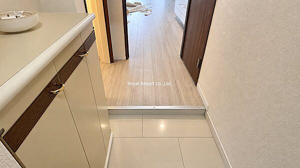 【玄関】コンパクトながら玄関収納も備えられており、靴や小物類をすっきりと整理できます。