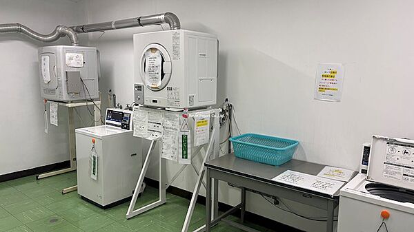 【ランドリー】館内には共用のランドリースペースも用意されています。