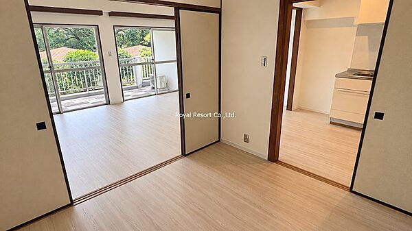 【洋室】和室だった空間を洋室へと変更。LDKと続き間になっており、広がりある空間となります。