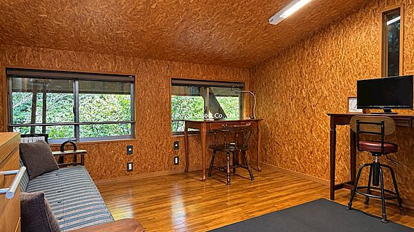 【2階洋室】現在は趣味のお部屋として利用されており、プライベートな時間をゆっくりと楽しめる空間です。