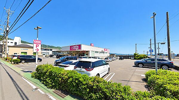 【マックスバリュ】徒歩約8分（約600m）の距離には、生活に欠かせない商業施設があります。