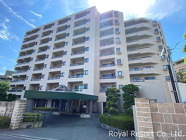 ベルクレール熱海の建物外観。10階建てになります。