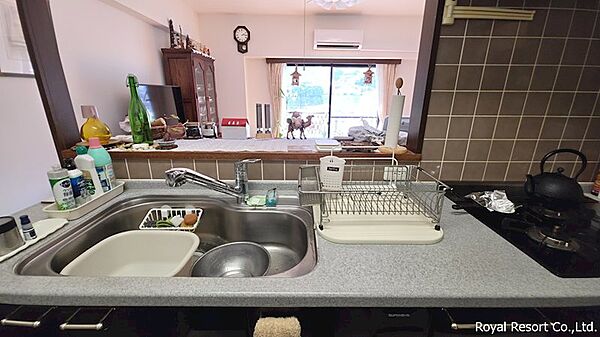 こちらが水回りのキッチン。日々のお手入れがしっかりされており、とても奇麗な状態です。