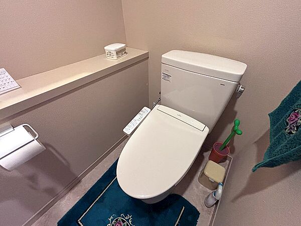 【トイレ】ウォシュレット機能を採用したトイレもゆったりとした空間に仕上げております。