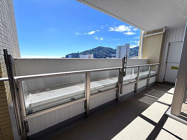 【バルコニー】海と向き合う開放的なバルコニー。太陽の下でリラックス出来る場所です。