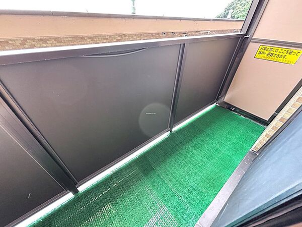 【バルコニー】海への展望を開くバルコニーです。