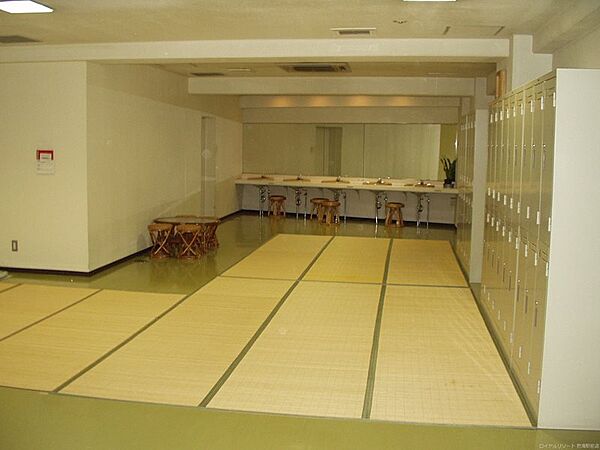 【脱衣所】大広間の様な脱衣所です。リゾートレジデンスならではのゆとり空間。