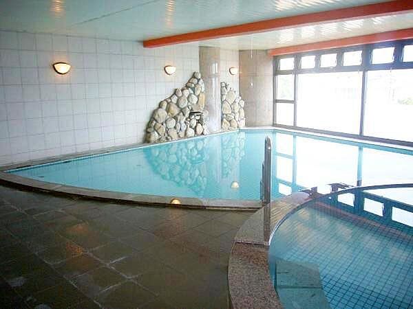 【温泉大浴場】ゆったりとした印象を与える温泉大浴場は2階にございます。