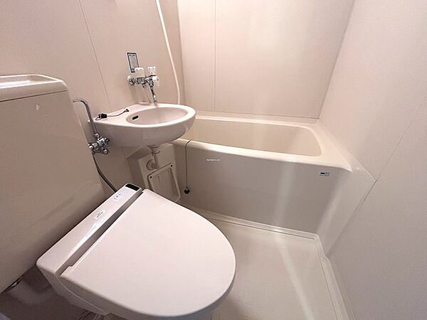 【浴室】トイレとワンセットの浴室です。