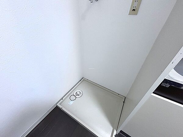【洗濯機置場】キッチン横に設置されております。