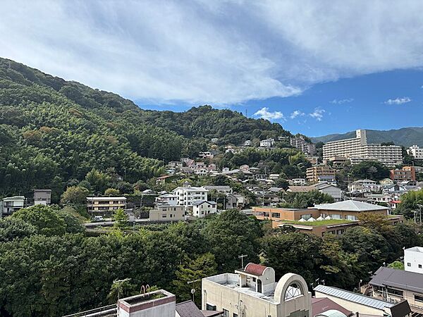 【眺望】右側には、山並みを望めます。