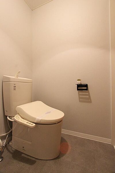 画像17:トイレ（温水洗浄暖房便座完備、2023年3月に便器本体の入替も実施しました）