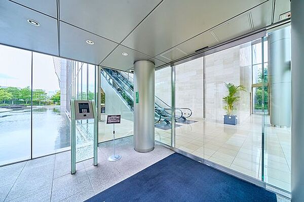 住まいの第一印象を決めるエントランスホールは清潔感もあり、管理の良さが伺えます。管理員は日勤制となります。安心感のあるオートロックマンション。管理体制良好なマンションです