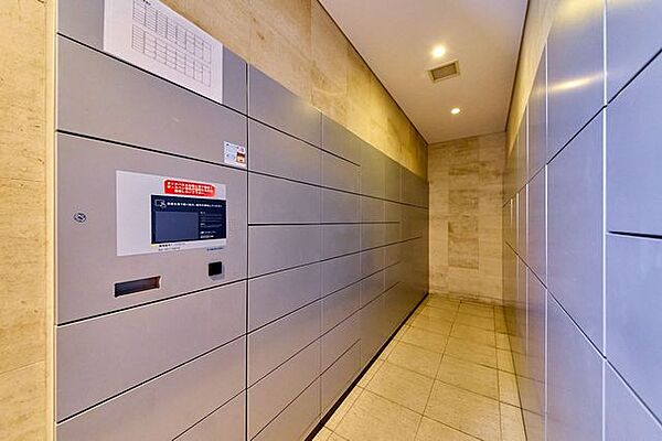 不在時にも荷物が受け取れる宅配BOX付。共働きのご夫婦や、外出の多いご家族でも、安心です。