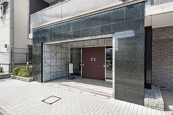 【エントランス】外と内をつなぐエントランスは、まさに顔となる場所。品格のある雰囲気を漂わせて上質な空間を作り出します。