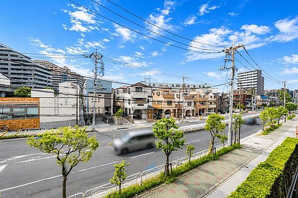 【眺望】前面に高い建物が少なく、空の広がりを感じられる開放的なバルコニー空間です。