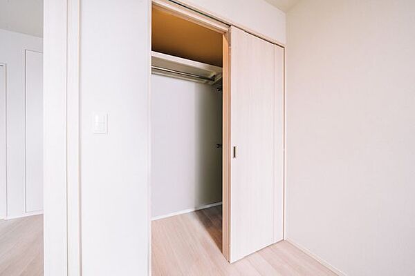 洋室2（約5.0帖）／パイプと棚を備えたウォークインクローゼット付きです。※リフォーム後のイメージ画像です。リフォームには別途費用がかかります。