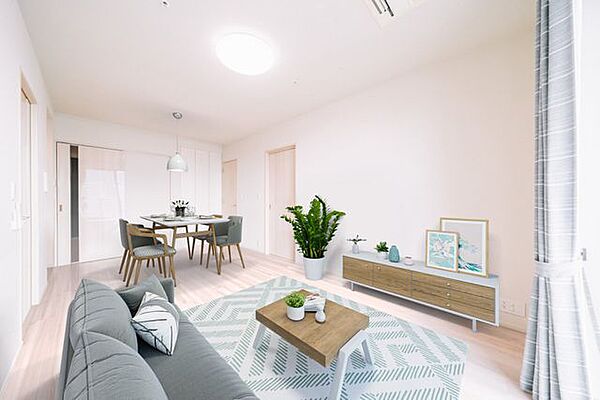 落ち着いた印象のフローリングと木目ホワイト建具の組み合わせが、洗練された空間を作り出します。※リフォーム後のイメージ画像です。リフォームには別途費用がかかります。家具等は価格に含まれません。