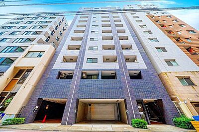 外観:外壁タイル貼りの外観。落ち着いた街並みに調和する上品な佇まいのマンションです。 外観:外壁タイル貼りの外観。落ち着いた街並みに調和する上品な佇まいのマンションです。