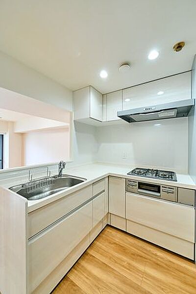 キッチンは嬉しい3口コンロ。グリルもついておりお料理のレパートリーが広がりそうです！