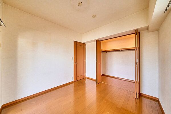 洋室にはウォークインクローゼットがあり、荷物をたくさん収納できます。
