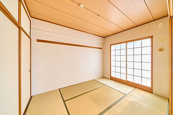 さまざまな使い方ができるリビングに隣接した和室。