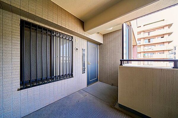 玄関前にゆとりをもたらす独立性の高いポーチ（6.6m2）