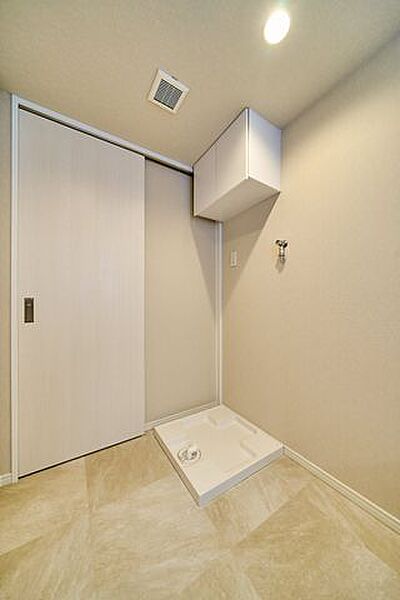 防水パンの上部には棚があり、洗剤類のストック収納に便利です。
