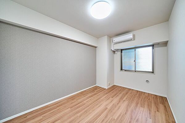 洋室(1)は約7.0帖の新規エアコン設置済みのお部屋です。