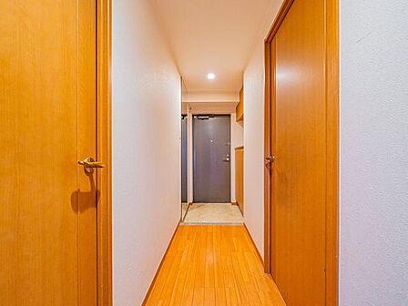 【奥行きが感じられます】ゆとりを感じる玄関が、毎日の「行ってきます」と「ただいま」を心地よく迎えます。