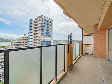 【バルコニー】陽当たり・眺望良好なリバービューの特等席。川風が心地よい、こだわりのプライベート空間です。