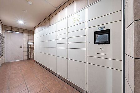【宅配ロッカー】不在時にも荷物が受け取れる宅配BOX付。共働きのご夫婦や、外出の多いご家族でも、安心です。