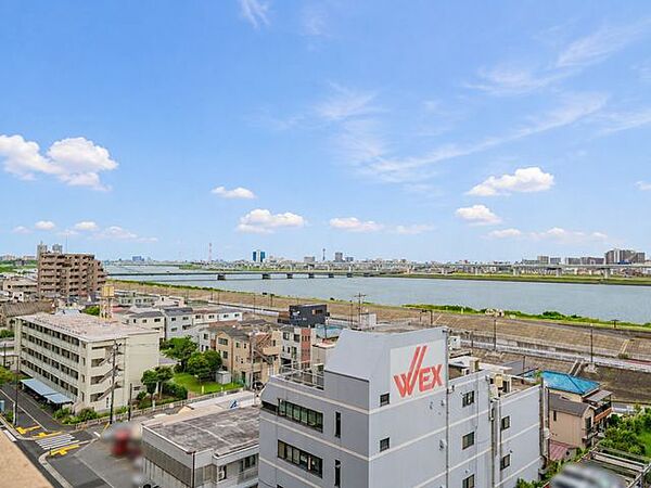 【リバービュー】東向き住戸につきバルコニーからは、広い空と荒川を望む開放的な景色が広がります。