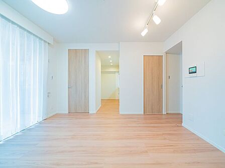 リビングには物入を配置しました。ストック用品や書類関係の収納に便利です。また、調湿・防臭にも優れたエコカラットを設置し、洗練された空間を演出しました。